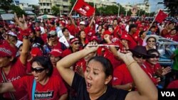 Para anggota Kaos Merah berdemonstrasi di jalanan Bangkok akhir pekan lalu, untuk memperingati enam bulan insiden berdarah di kota ini.