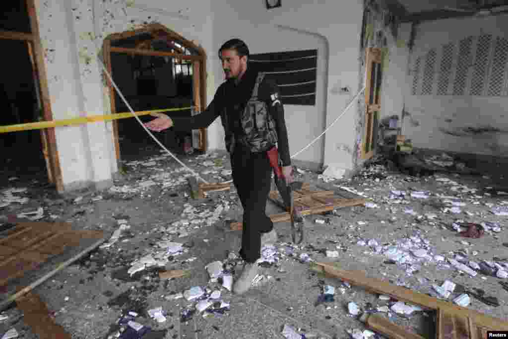 A security officer surveys damage after an explosion in a Shi&#39;ite mosque in Peshawar, Feb. 13, 2015.
