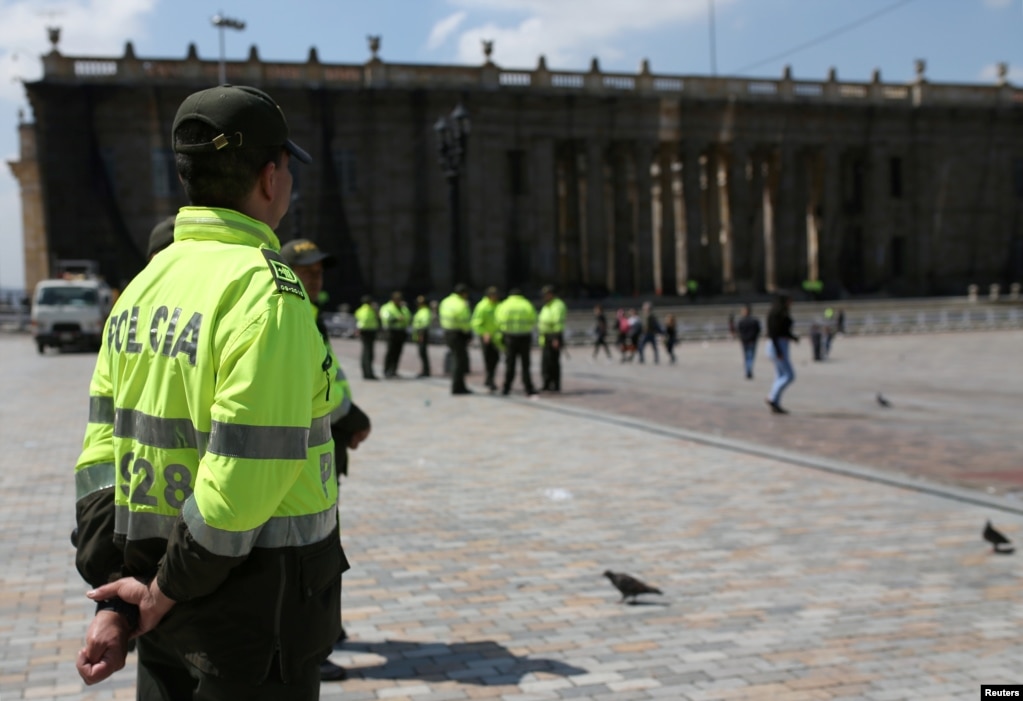 Un policía hace guardia cerca del edificio del Congreso, después de que se levantó un toque de queda en Bogotá, Colombia, el 23 de noviembre de 2019. REUTERS / Luisa González.