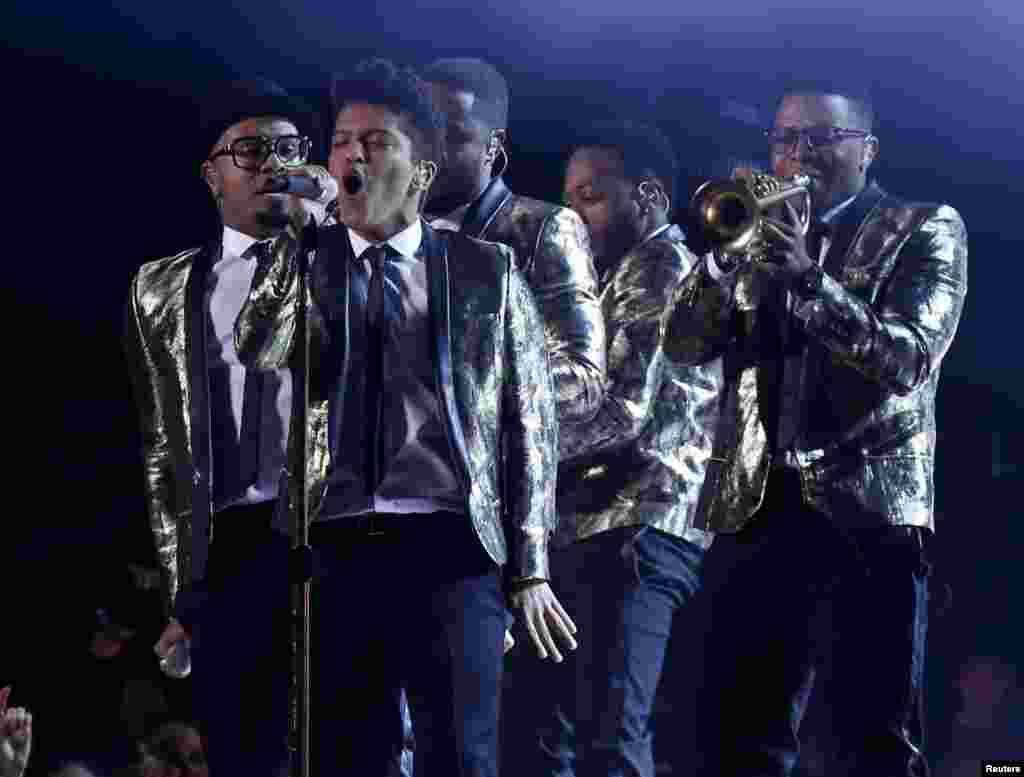 Bruno Mars tampil dalam acara paruh waktu pertandingan NFL Super Bowl XLVIII antara Denver Broncos dan Seattle Seahawks di East Rutherford, New Jersey (2/2). (Reuters/Brendan McDermid)