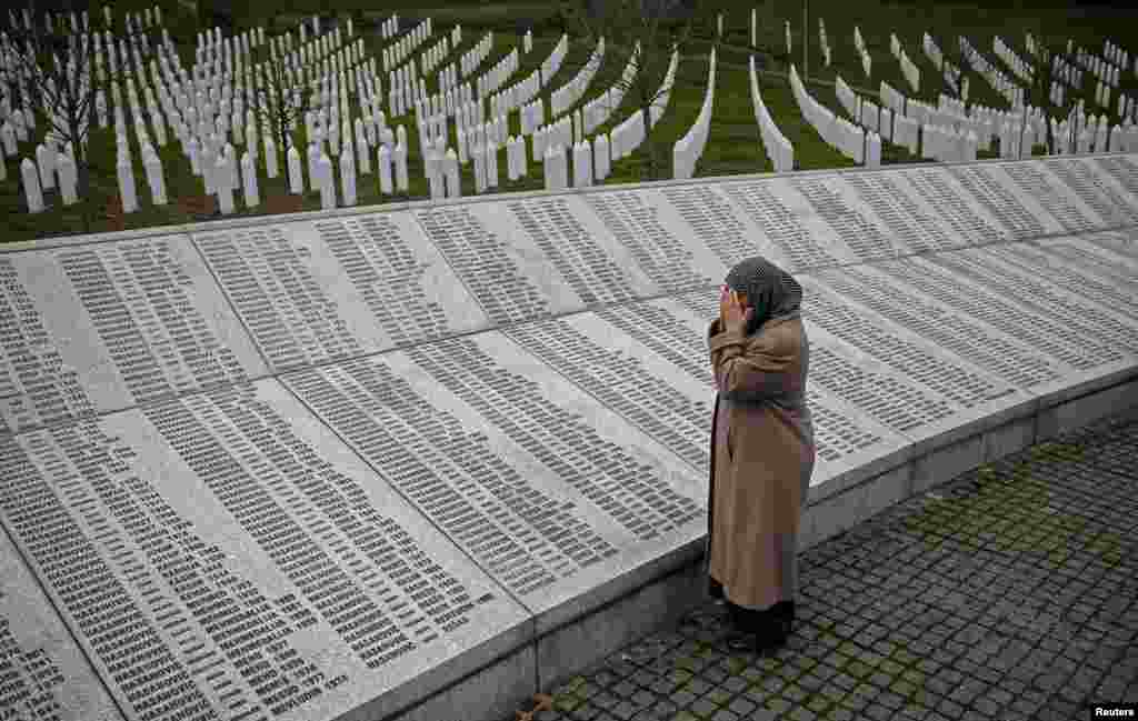 Bida Smajlovic cầu nguyện gần tấm bảng tưởng niệm với tên của những người thiệt mạng trong vụ thảm sát Srebrenica ở Potocari gần Srebrenica, Bosnia và Herzegovina. Bà Bida mất chồng và anh (em) trai cùng hàng chục thành viên trong gia đình bà. Tòa án Hình sự Quốc tế Liên Hiệp Quốc ở La Haye đã phán quyết cựu lãnh đạo người Bosnia gốc Serbia Radovan Karadzic phạm tội diệt chủng trong vụ thảm sát Srebrenica vào năm 1995.