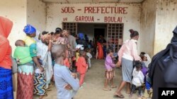 Des réfugiés de la République centrafricaine font la queue devant les bureaux administratifs de Garoua-Boulai, au Cameroun, le 8 janvier 2021, où le Haut-Commissariat des Nations Unies pour les réfugiés (HCR) les traitera après avoir fui la RCA le mois de