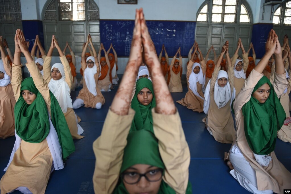 UN 세계요가의 날에 앞서 인도 아마다바드에서 '안주만-에-이슬람' 학교 학생들이 요가 예행연습을 하고 있다. UN은 매년 6월 21일을 '세계 요가의 날' 로 지정했다.