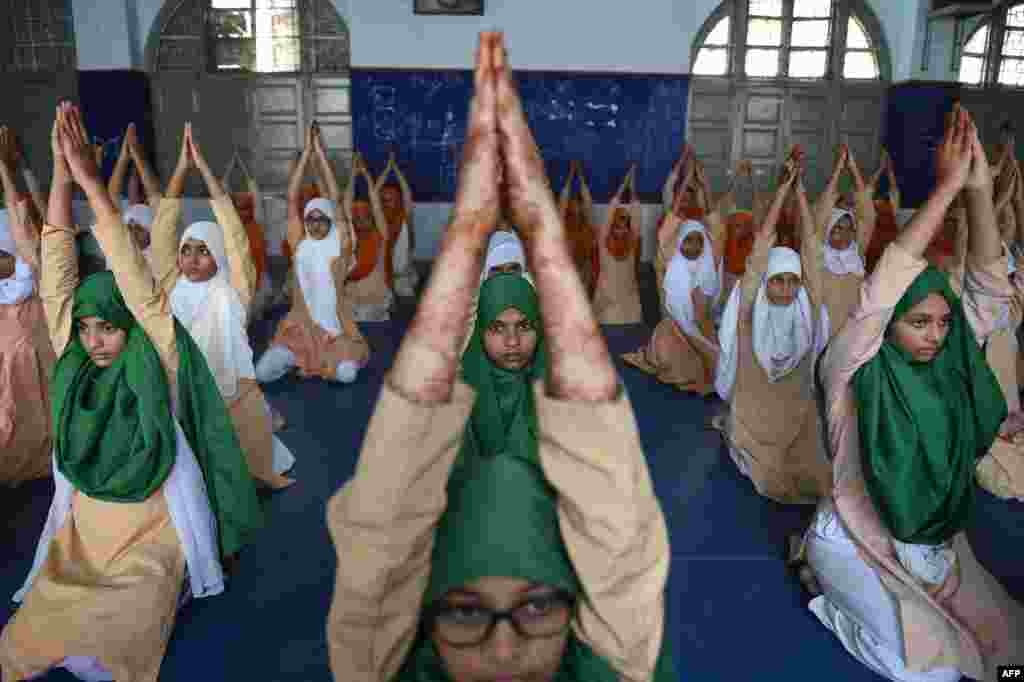 UN 세계요가의 날에 앞서 인도 아마다바드에서 &#39;안주만-에-이슬람&#39; 학교 학생들이 요가 예행연습을 하고 있다.&nbsp;UN은 매년 6월 21일을 &#39;세계 요가의 날&#39;&nbsp;로 지정했다.