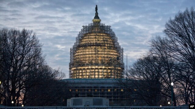 La cúpula del Capitolio en Washington, D.C. estaba iluminada el martes en anticipación al discurso sobre el estado de la Nación que brindará el presidente Barack Obama. Foto: [12 de enero, 2016]