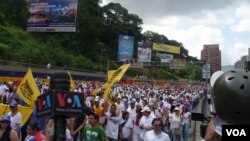 En Caracas, cientos de miles de opositores anegaban una arteria vital de la capital, a pesar del cierre de varias estaciones del Metro y el bloqueo de algunas vías. Foto: Álvaro Algarra, VOA.