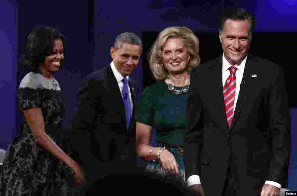 Le pr&eacute;sident Obama, la premi&egrave;re dame, Mich&egrave;le Obama, le candidat r&eacute;publicain Mitt Romney et son &eacute;pouse, Ann Romney, &agrave; Boca Raton, en Floride, apr&egrave;s le dernier d&eacute;bat pr&eacute;sidentiel, le 22 octobre 2012. 