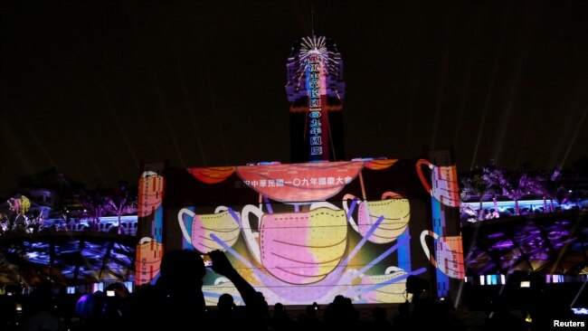 台湾总统府为庆祝双十国庆设立了灯光秀。（2020年10月6日）
