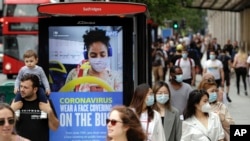 Orang-orang berjalan di London, 15 Juni 2020, setelah tiga bulan ditutup karena lockdown akibat virus corona. (Foto: AP)
