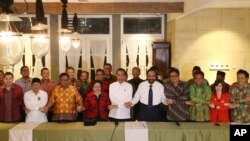 Presiden Joko Widodo (kelima dari kiri) bersama para pemimpin partai pendukungnya, termasuk dengan Ketua Umum Partai Persatuan Pembangunan Muchammad Romahurmuziy (ketiga dari kanan), di Jakarta, 9 Agustus 2018.(Foto:AP)