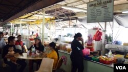 Banyak Tenaga Kerja Indonesia (TKI) berkerja di rumah makan di Kuala Lumpur, Malaysia (Foto: dok). Hingga saat ini pemerintah telah berhasil memulangkan 703 orang tenaga kerja Indonesia yang bermasalah dari total 1.428 orang.