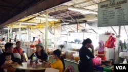 Banyak tenaga kerja Indonesia (TKI) bekerja di warung makan (restoran) di Kuala Lumpur, Malaysia (VOA/Munarsih).