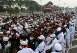 Para pendukung Ketua Front Pembela Islam (FPI) Rizieq Shihab memenuhi jalan tol menuju Bandara Soekarno-Hatta untuk menjemput Rizieq yang kembali ke Tanah Air dari Arab Saudi, Selasa, 10 November 2020. (Foto: Antara via Reuters)