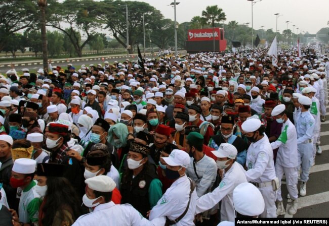 Para pendukung Ketua Front Pembela Islam (FPI) Rizieq Shihab memenuhi jalan tol menuju Bandara Soekarno-Hatta untuk menjemput Rizieq yang kembali ke Tanah Air dari Arab Saudi, Selasa, 10 November 2020. (Foto: Antara via Reuters)