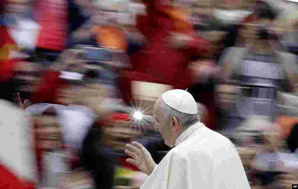 استقبال مردم از حضور پاپ فرانسیس، رهبرکاتولیک های جهان در میدان سنت پیتر واتیکان