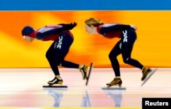 US speed skaters Derek Parra (L) and Jennifer Rodriguez work out at the Utah Olympic Oval in Salt Lake City, February 5, 2002.