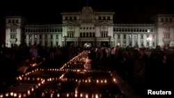 Warga yang berkabung menyelenggarakan doa bersama untuk menghormati para korban kebakaran di Virgen de Asuncion, San Jose Pinula, di luar istana Nasional, Guatemala City, 9 Maret 2017. (REUTERS/Saul Martinez). 