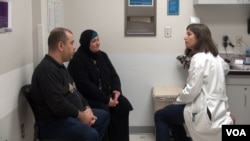 Patients at the International Family Medicine Clinic in Charlottesville, Virginia, meet with one of the clinic's health care providers. (J.Soh/VOA)