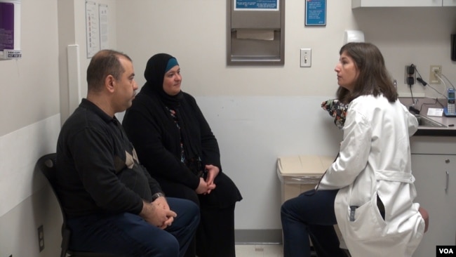 Patients at the International Family Medicine Clinic in Charlottesville, Virginia, meet with one of the clinic's health care providers. (J.Soh/VOA)