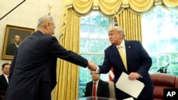 도널드 트럼프(오른쪽) 미국 대통령과 류허 중국 부총리가 11일 백악관에서 악수하고 있다. 