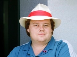 FILE - Comedian Louie Anderson appears in Los Angeles in July 1987.