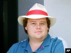 FILE - Comedian Louie Anderson appears in Los Angeles in July 1987.
