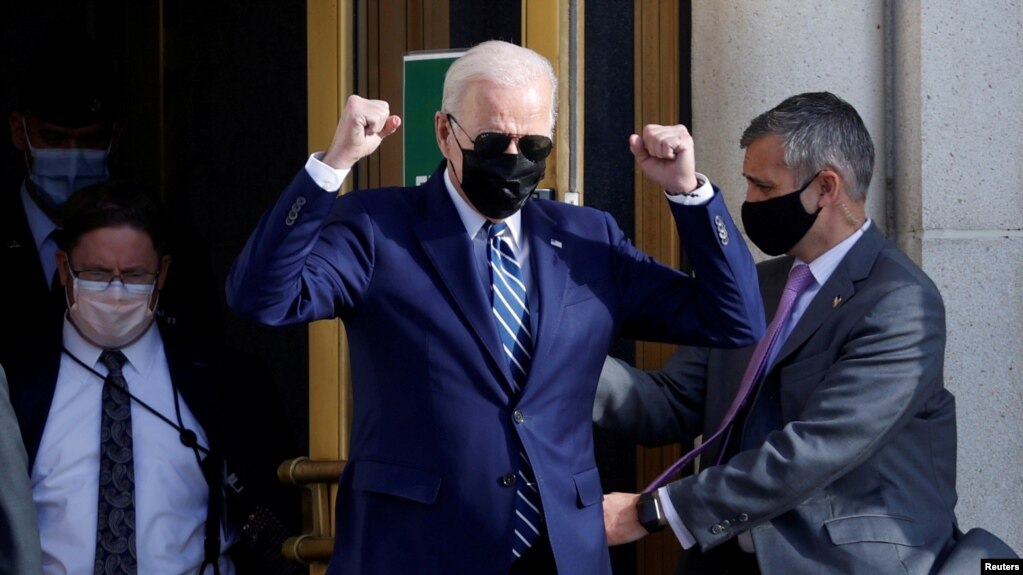 El presidente de EE. UU. cuando partía hacia el Hospital Militar Nacional Walter Reed, en Bethesda, Maryland, para su examen médico anual el 19 de noviembre de 2021.