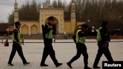Polisi China melakukan patroli di depan masjid Id Kah, kota kuno Kashgar, Xinjiang, China (foto: ilustrasi).