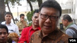 Menteri Dalam Negeri Tjahjo Kumolo berbicara kepada media. (VOA/Andylala Waluyo)