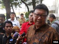 Menteri Dalam Negeri Tjahjo Kumolo berbicara pada wartawan di kompleks Istana Kepresidenan, Jakarta (22/4). (VOA/Andylala Waluyo)