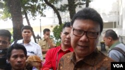 Menteri Dalam Negeri Tjahjo Kumolo berbicara pada wartawan di kompleks Istana Kepresidenan, Jakarta (22/4). (VOA/Andylala Waluyo)