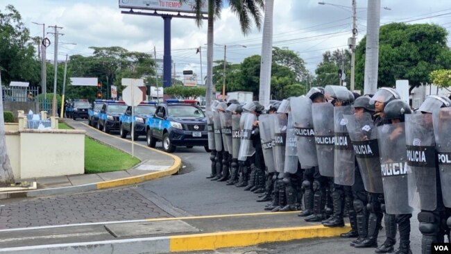 Desde tempranas horas de la mañana, la zona donde se realizaría la marcha ubicada en la rotonda Jean Paul Genie fue tomada por antimotines y técnica canina. Foto: Daliana Ocaña - VOA.