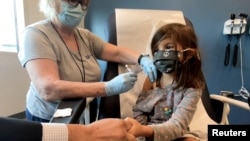 미국 노스캐롤라이나주 듀크대학교에서 지난달 임상 시험에 참가한 5세 어린이가 화이자사의 코로나 백신을 접종받고 있다.
