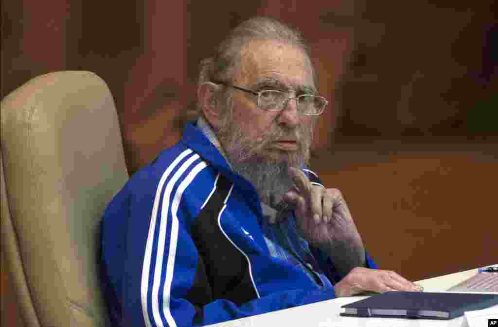 کیوبا کے سابق صدر فیدل کاسترو 90 سال کی عمر میں انتقال کر گئے ہیں۔