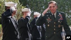 ນາຍພົນ David-Petraeus ຜູ້ບັນຊາການກອງທັບສະຫະລັດແລະກຸ່ມ
ເນໂຕ້ທີ່ອັຟການີສຖານ ຄໍານັບທະຫານ
ວັນທີ 4 ກໍລະກົດ 2011