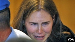 Amanda Knox se emocionó tras ser absuelta por una corte de apelaciones en el tribunal de Perugia, Italia en 2011. Ahora deberá regresar a corte.