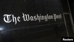 La entrada al edificio del diario "The Washington Post" atrajo la atención de mucha gente en la capital de Estados Unidos, tras el anuncio de su venta.