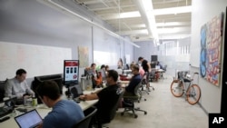Karyawan Rivalry Games di kantor inkubator teknologi MuckerLab di Santa Monica, California (Foto: dok).