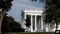 Hope Hicks, exdirectora de comunicaciones de la Casa Blanca y Annie Donaldson, exprincipal asistente de Don McGhan, exasesor legal de la presidencia, recibieron instrucciones de no cumplir con las citaciones de legisladores demócratas.