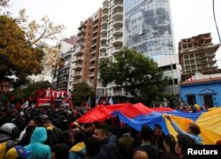 Para demonstran melakukan protes di luar Kedutaan Venezuela di Washington, DC.