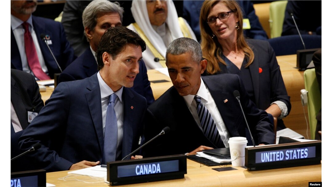 U.S. President Barack Obama talks with Canadian Prime Minister Justin Trudeau (L) at the Refugee Summit during the United Nations General Assembly in New York, Sept. 20, 2016.