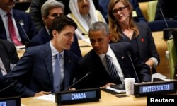 U.S. President Barack Obama talks with Canadian Prime Minister Justin Trudeau (L) at the Refugee Summit during the United Nations General Assembly in New York, Sept. 20, 2016.