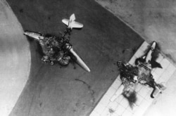 پانچ جون 1967 کو اسرائیلی فضائیہ کے حملے میں تباہ ہونے والے مصر کے جنگی طیارے۔ (فائل فوٹو)