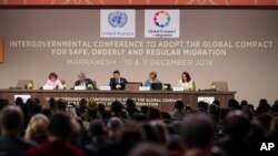 El secretario general de la ONU, Antonio Guterres, junto al ministro de Asuntos Exteriores y Cooperación Internacional de Marruecos, Nasser Bourita, presentan la sesión inaugural de la Conferencia de la Migración de la ONU en Marrakech, Marruecos.