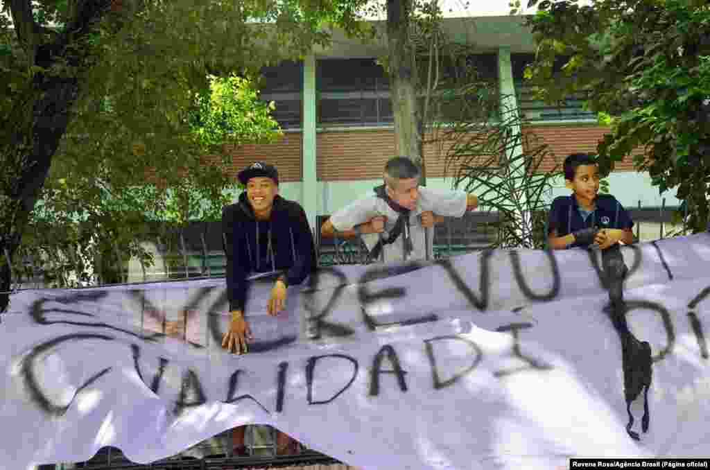 Estudantes ocupam escolas de São Paulo em protesto contra reorganização escolar