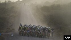 Le peloton de tête lors de la première étape de la Cape Cric African Mountain Bike Race de 2018 au Cap, le 19 mars 2018.