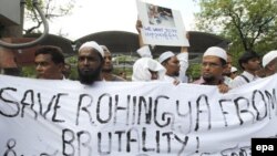 ອົບພະຍົບມຽນມາ Rohingya ທີ່ປະເທດໄທ ຖືປ້າຍຮຽກຮ້ອງ
ໃຫ້ຍຸດຕິຄວາມຮຸນແຮງ ທີ່ຍັງມີສືບຕໍ່ມາ ທີ່ລັດ Rakhine, ວັນທີ 14 ມິຖຸນາ 2012.
