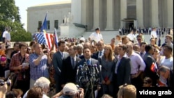同性恋者在联邦最高法院判决后面对媒体(视频截图)