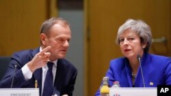 La Première ministre britannique Theresa May, à droite, et le président du Conseil européen, Donald Tusk, lors du sommet de l'UE à Bruxelles, le dimanche 25 novembre 2018. (Olivier Hoslet, photo de la piscine via AP). 