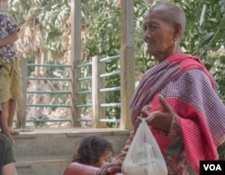 Phel Hoeun's mother is now 68 years old. She has eight children but only Phel Hoeun is taking care of her aging mother in their hometown, Siem Reap province. (Khan Sokummono/VOA Khmer)